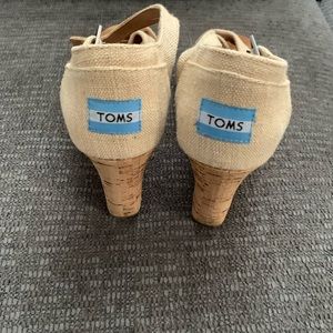 Toms